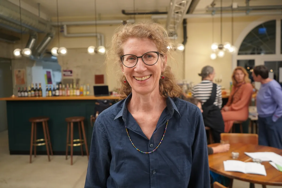 Rebekka Spinnler vor einer bar in der Wetziker»Garage».